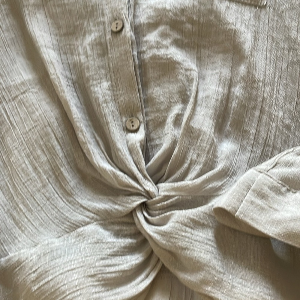 Adorable lightweight top - Picture 2 of 5